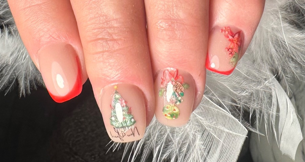 Весенний маникюр с яркими вкраплениями и рисунками на прозрачном фоне