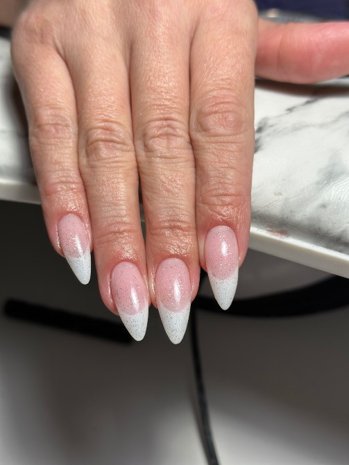 Маникюр с эффектом градиента от прозрачного к белому, аккуратно оформленные ногти