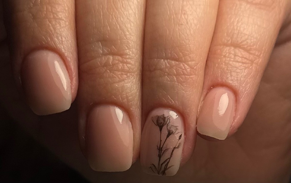 Маникюр с нежным дизайном, французский стиль с цветочной росписью