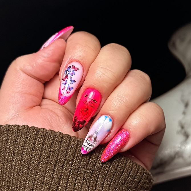 Яркий маникюр с красным и розовым цветами, украшенный рисунками