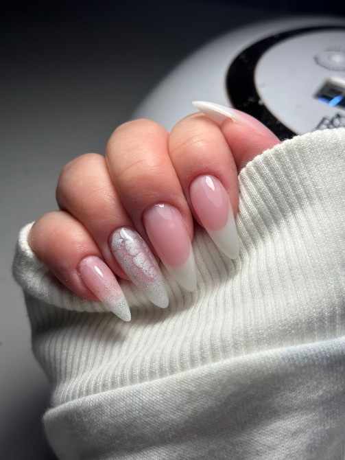 Нежный маникюр с белым и розовым градиентом, стильный и современный