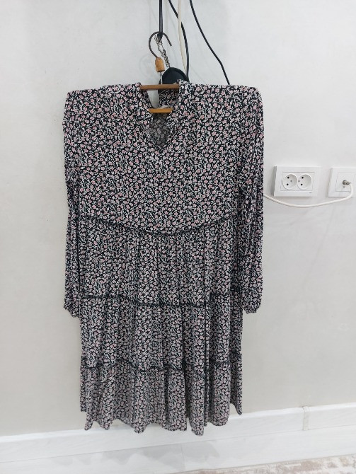 Платье черного цвета с мелким цветочным рисунком и длинными рукавами