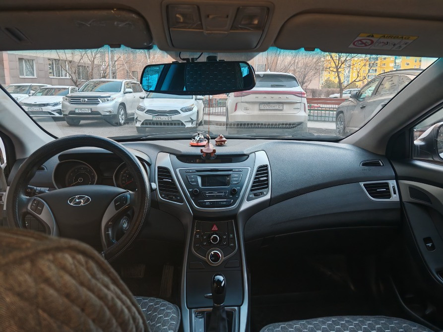 Hyundai Elantra ішкі интерьері аспаптар панелін және артқы автокөліктерді көрінісінде