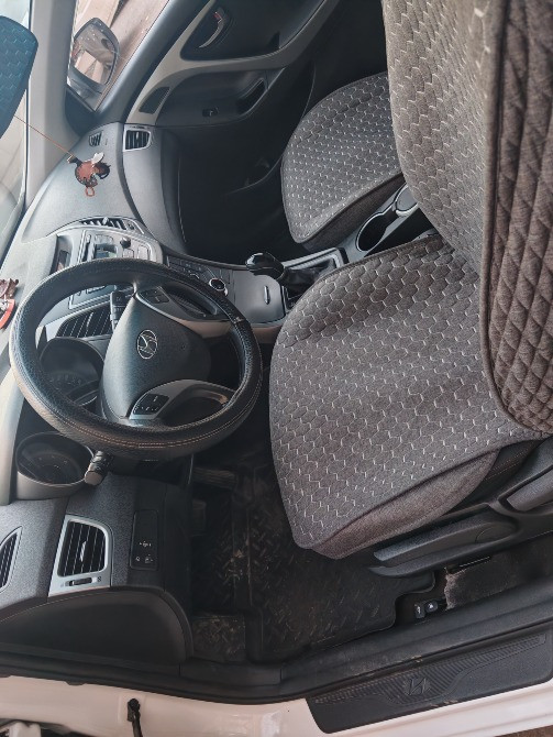 Ақ Hyundai Elantra автокөлігінің ішкі интерьері қорғаушы жабынымен қапталған орындықтармен