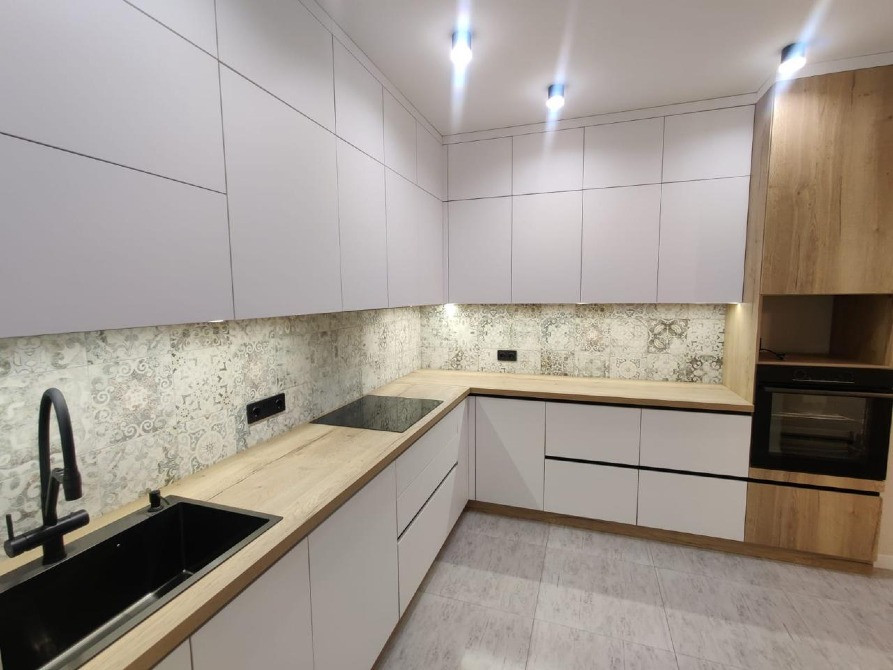 Стильді мебель мен жарықтандырумен заманауи ас