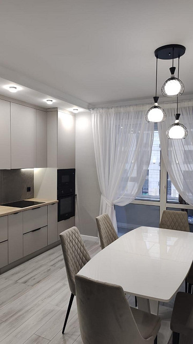 Үлкен терезелері мен асханалық аймағы бар қуатты асхана