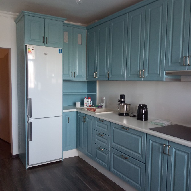 Көк шкафтар, ақ үстелше және тұрмыстық техникасы бар асхана