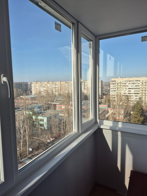 Балконнан қала пейзажына және көпқабатты үйлерге көзқарас