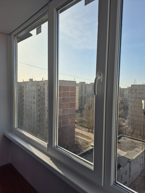 Сусед үйлер мен көшеге ашылатын балкондағы терезе