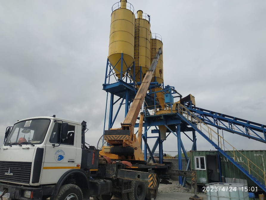 Строительная площадка с бетононасосом и погрузчиком