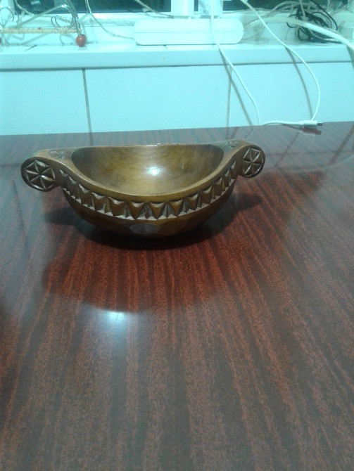 Ағаштан жасалған құмыра, тұтқаларымен және өрнегімен