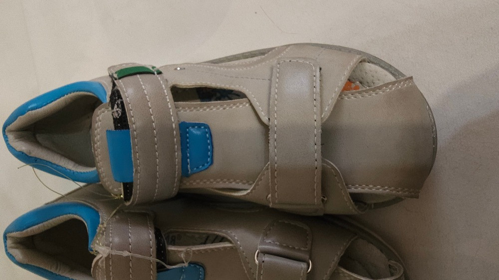 Кроссовки с серыми и синими элементами, вид сверху