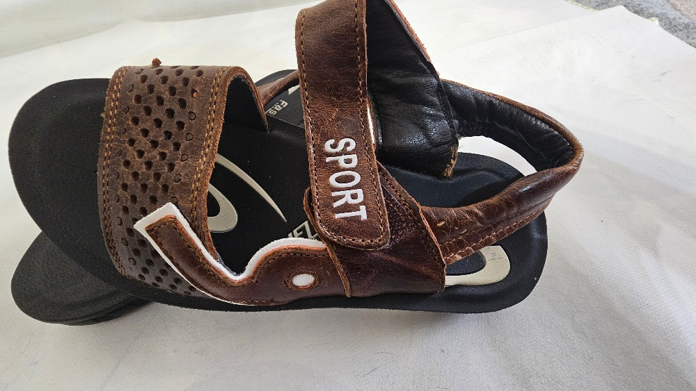 Вид сбоку сандалий с закрытой пяткой, коричневые спортивные сандалии