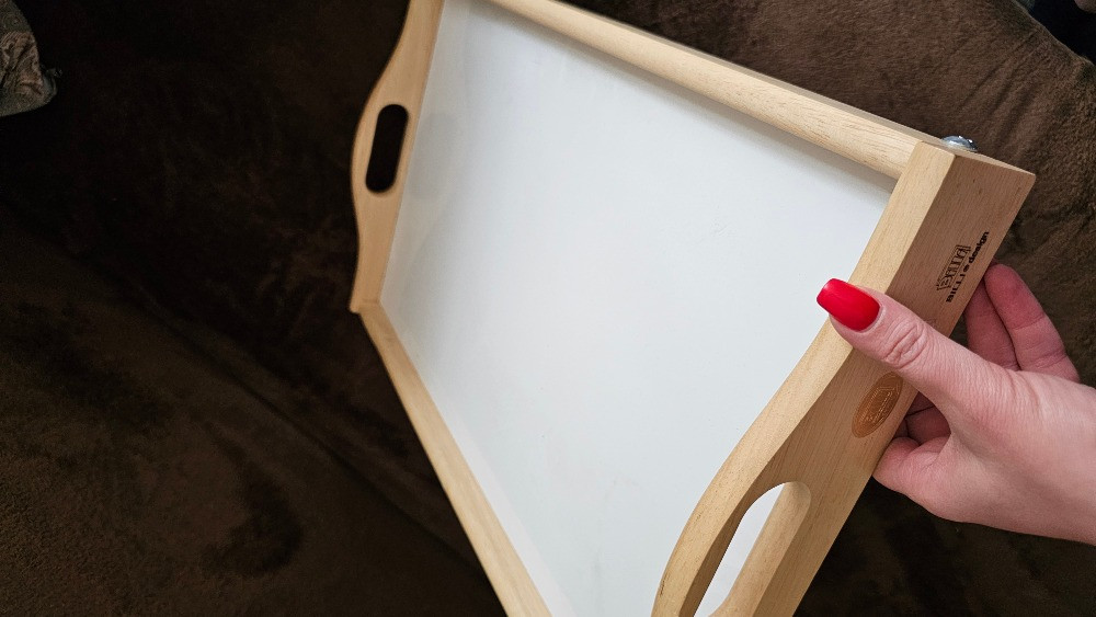 Қолдағышы бар поднос, ағаш, қолда, ақ бет