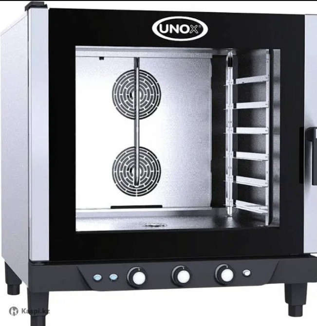 Духовка UNOX с открытой дверцей, внутренняя часть и управление