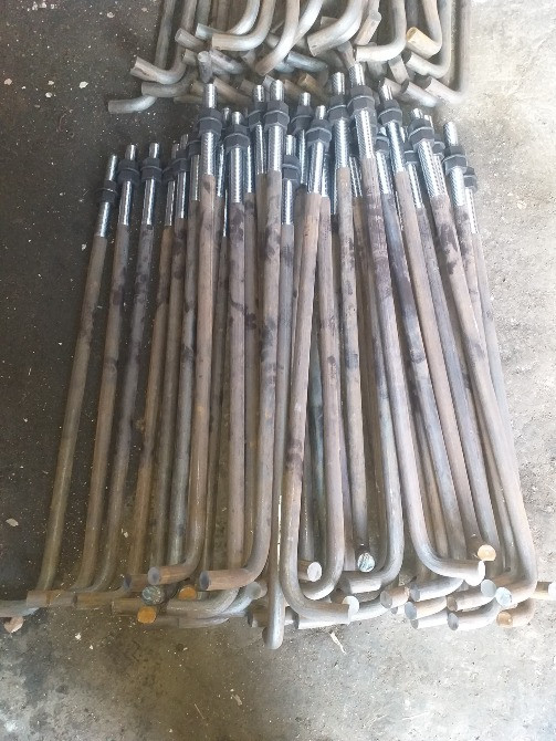 Еденде жатқан сым қысқыштары, жарықтандырылған бөлмеде.