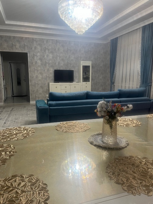 люстра мен теледидарлы қонақ бөлме