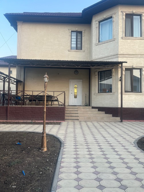 кіреберіс есігі бар үйдің фасады