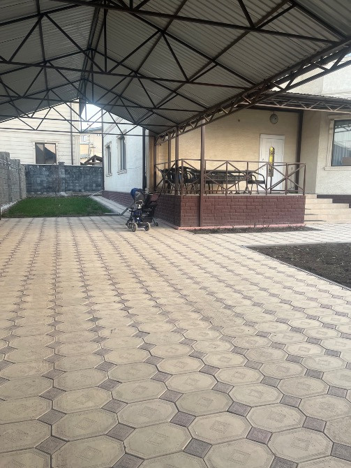 балалардың арбасы бар жабық алаң