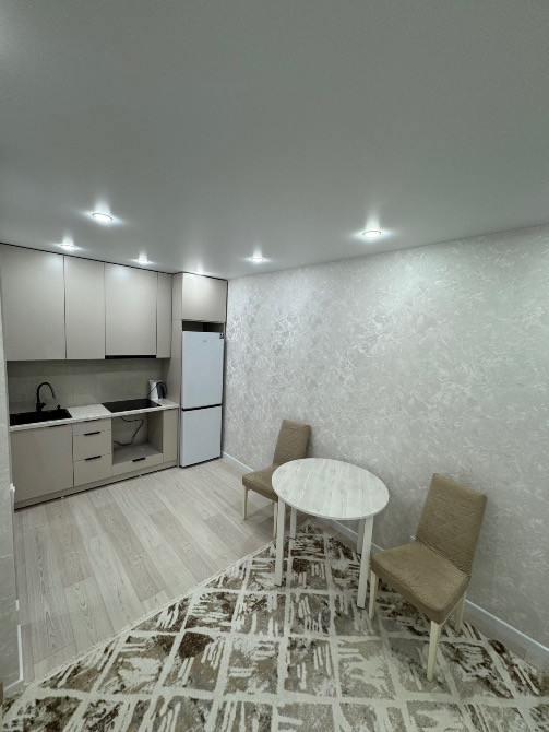 Ас үйдегі тамақ ішетін үстел мен орындықтармен жайлы бұрыш