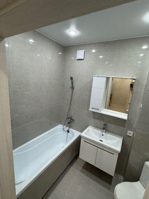 Заманауи ванна бөлмесі ванна мен раковинамен