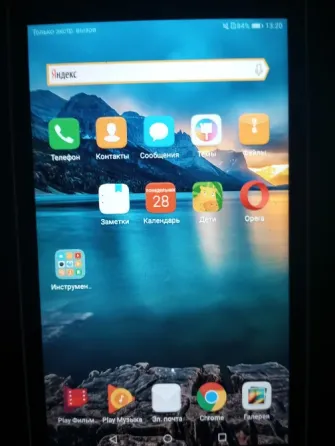 Черный смартфон Samsung на сером фоне