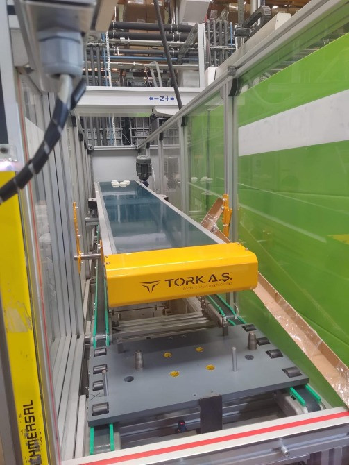 Конвейерная система с автоматизацией на заводе