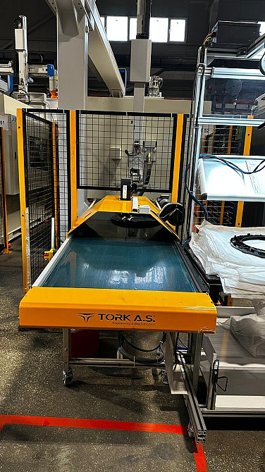 Конвейерная лента с рабочей станцией на производстве