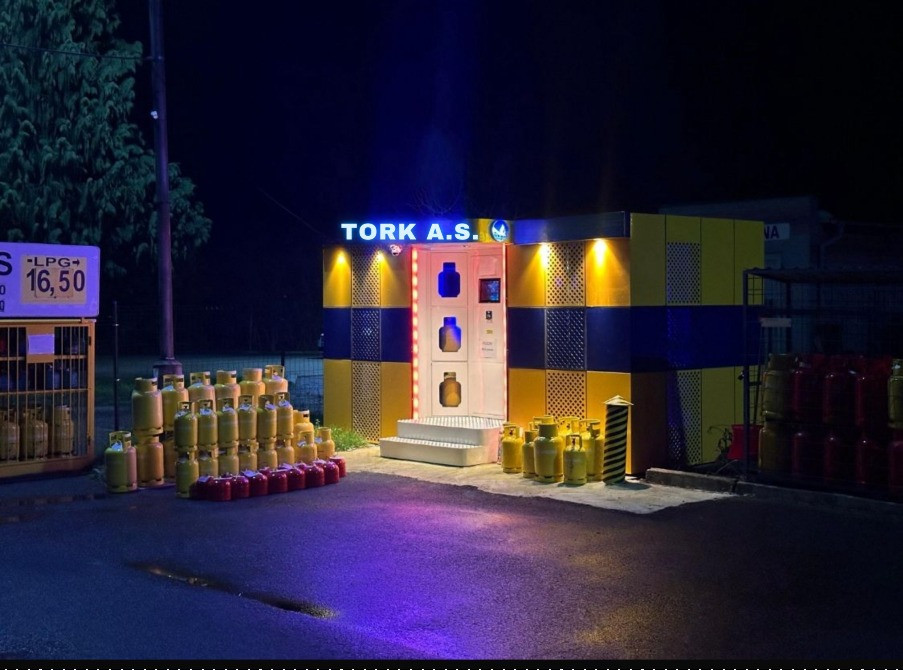 Ночной вид торгового автомата TORK A.Ş. с газовыми баллонами и освещением, создающим привлекательную атмосферу