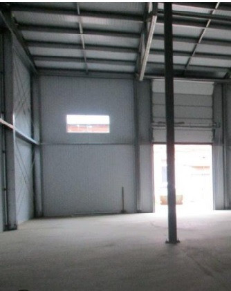 Металлокаркас қоймасының ішкі көрінісі, терезелері бар, бос орын.