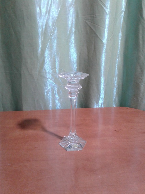 Стол үстіндегі әйнектен жасалған вазалар