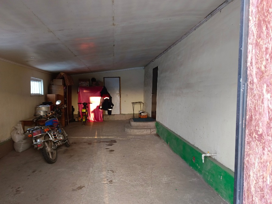 Внутренний вид гаража с мотоциклом