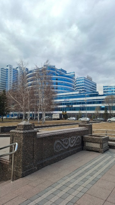 Заманауи офис ғимараттары, саябақтағы аспан мен ағаштар