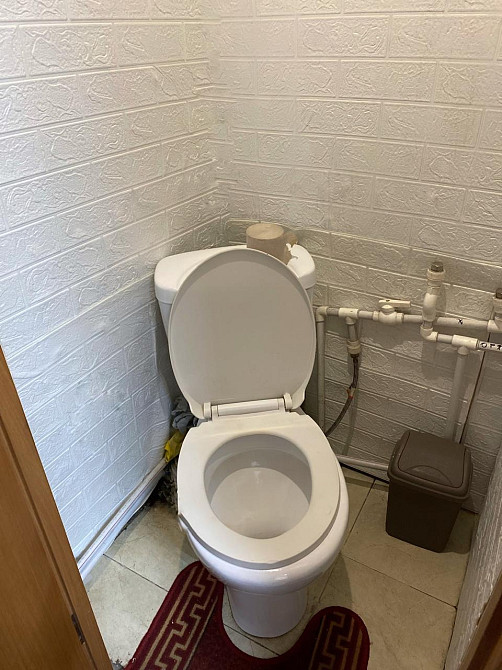 Унитаз в туалете