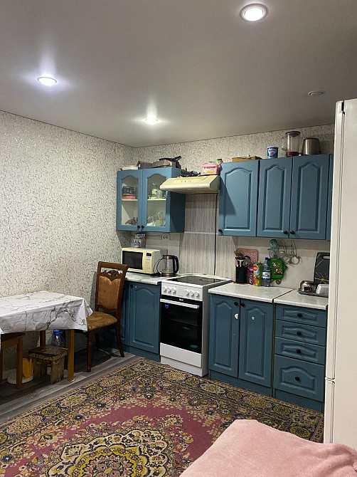 Кухня с обеденным столом и шкафом