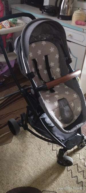 Коляска для младенца с удобным сиденьем и безопасным ремнем