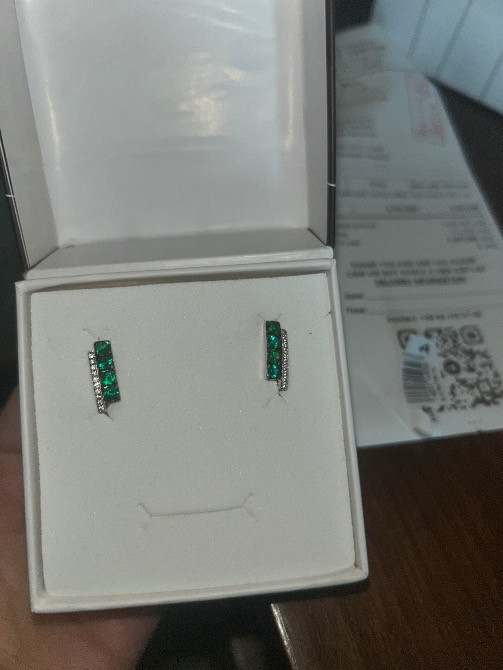 Серьги с изумрудным акцентом в открытой коробочке