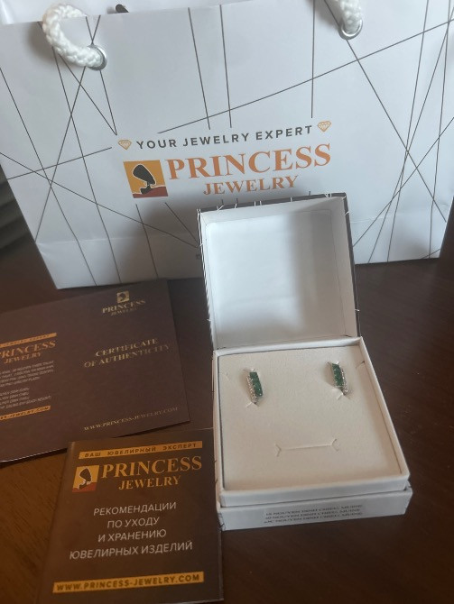 Ювелирные изделия из коллекции Princess Jewelry, серьги с зелеными камнями в коробочке