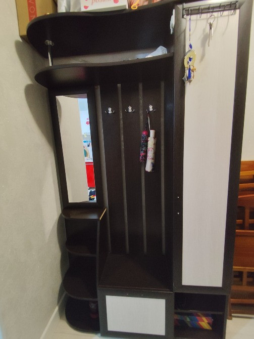 Прихожая с полками, вешалками и местом для обуви