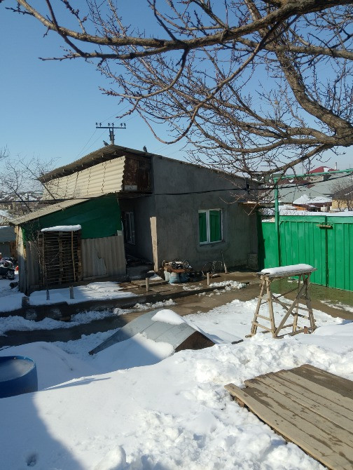 Загородный дом в зимней обстановке, снег, сад