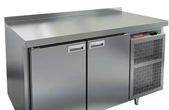 Стратегически расположенный стальной холодильник с рабочей поверхностью