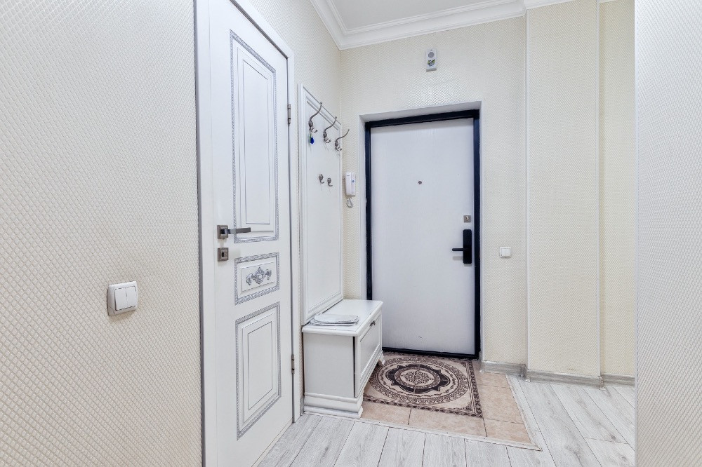 Коридор с дверью и вешалкой