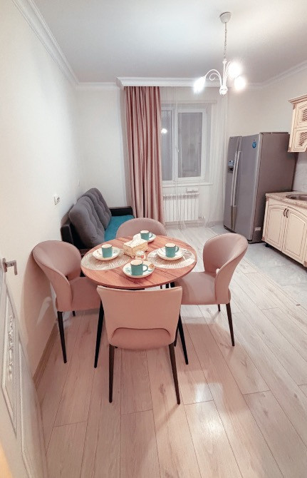 Столовая с накрытым столом и кухней