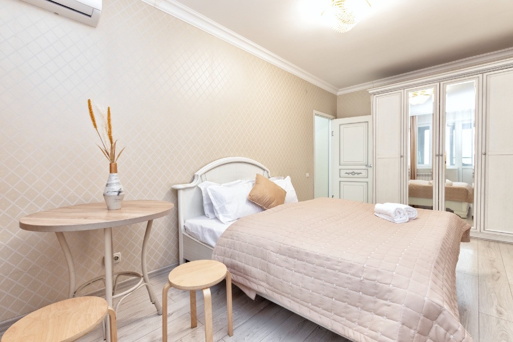 Спальня с кроватью и столом