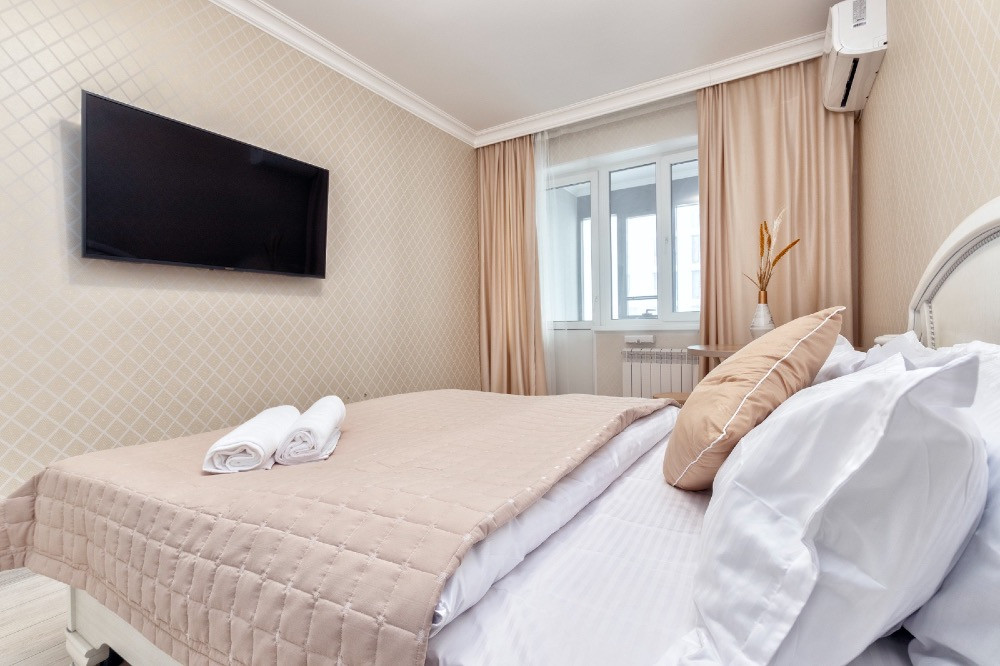 Спальня с кроватью и окнами