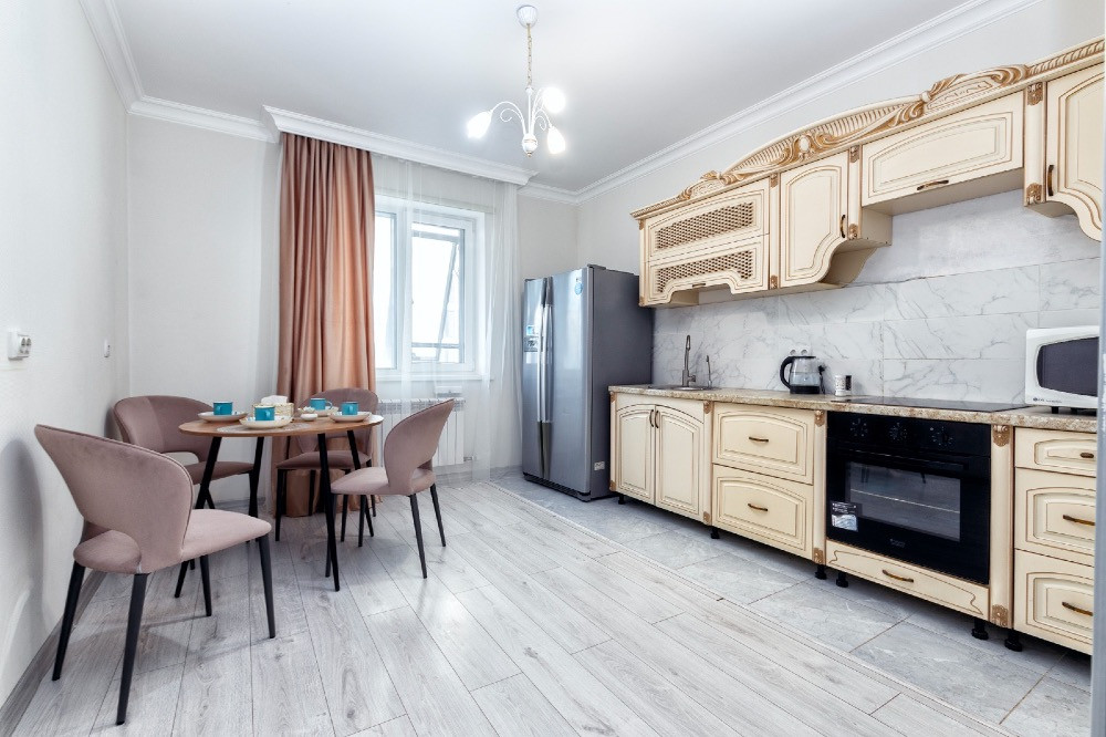 Кухня с обеденным столом и бытовой техникой