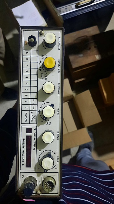 Радиостанция панелі, басқару элементтері, реттеуіштер мен қосқыштар