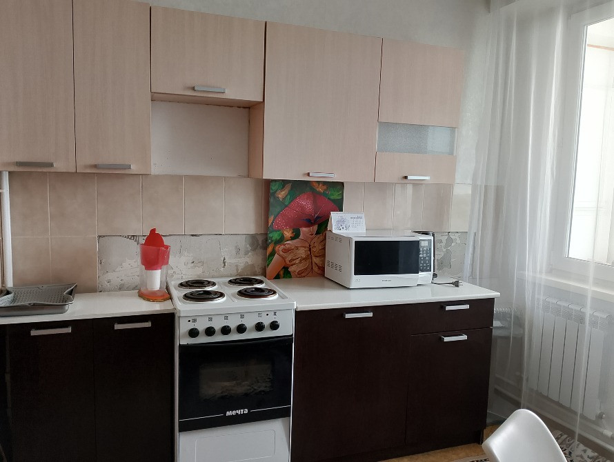 Фото кухни с плитой, микроволновкой и мебелью