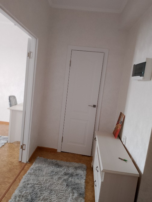 Фото коридора с дверью и мебелью в белом цвете