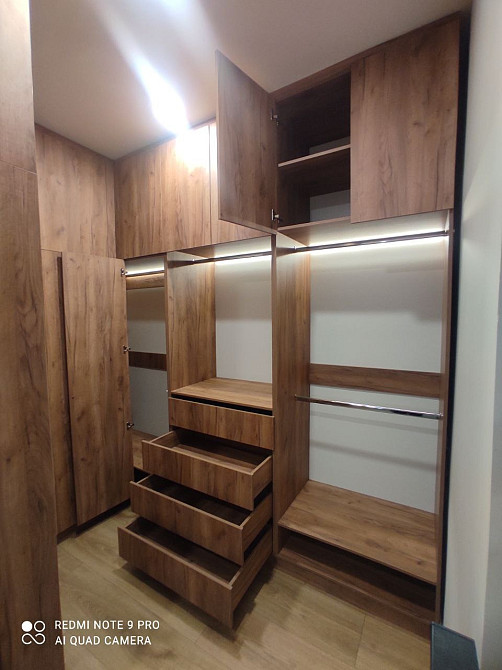 Кең жарық ағаштан жасалған киім шкафы